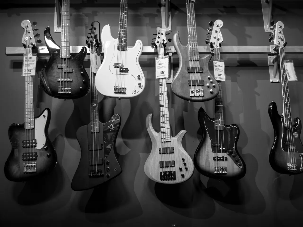 Why does Lee Anderton, the captain of Andertons, think that it's beneficial for a guitar novice to...