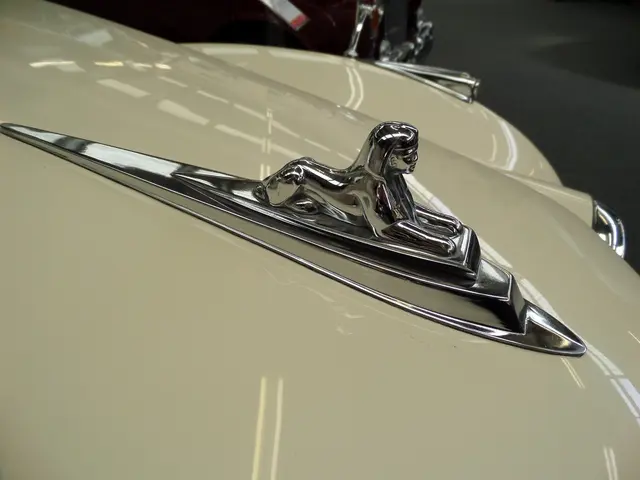 "High-end French car model R25 faces ridicule from socialists"