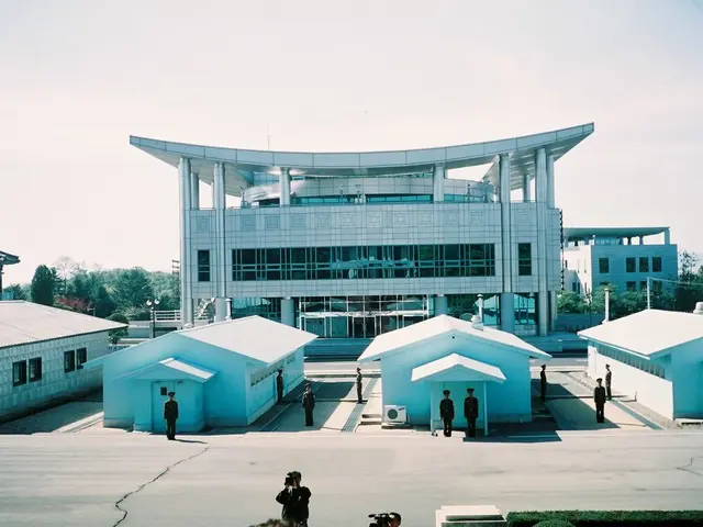 In this image there are buildings, besides the buildings there are trees, in front of the buildings...